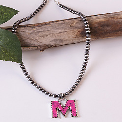 Letter M Ожерелья из круглых пластиковых бусин с инициалом из окрашенной синтетической бирюзы CCB для женщин, темно-розовыми, Буква М, 18.90 дюйм (48 см)