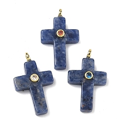 Содалитовое Природные подвески содалитом, Подвески в виде креста с фурнитурой из латуни, инкрустированной микрофиброй (случайного цвета)., золотые, 30x17.5~18x6.5~7 мм, отверстие : 2.7 мм