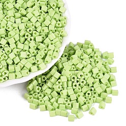 Jaune Vert Perles de rocaille en verre de peinture de cuisson, triangle, trou de triangle, jaune vert, 3.5x3.5x3.5mm, Trou: 1.2~1.4mm, environ 7250 pcs / livre
