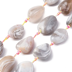 Светло-серый Натуральные полосатые агатовые / полосатые агатовые бусинки, окрашенная и подогревом, случайная форма, светло-серый, 16~28x12~20x10~16.5 мм, отверстие : 2 мм, около 11~13 шт / нитка, 18.23''~19.69'' (46.3~50 см)