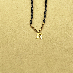 Letter R Женское ожерелье с подвеской из натуральной черной шпинели в форме круглой граненой буквы «Инициал» из нержавеющей стали, золотые, Буква R, 14.96 дюйм (38 см)